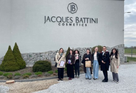 Wizyta studyjna studentek kosmetologii w zakładzie produkcyjnym Jacques Battini Cosmetics. Kliknij, aby powiększyć zdjęcie.